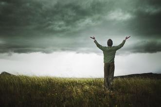 阴道流出浅黄色液体可能与什么有关