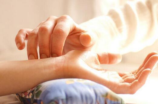 月经量少发黑是怎么回事